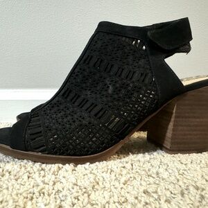 Vince Camuto Black Suede Lace Peep Toe Block Heel Size 7.5